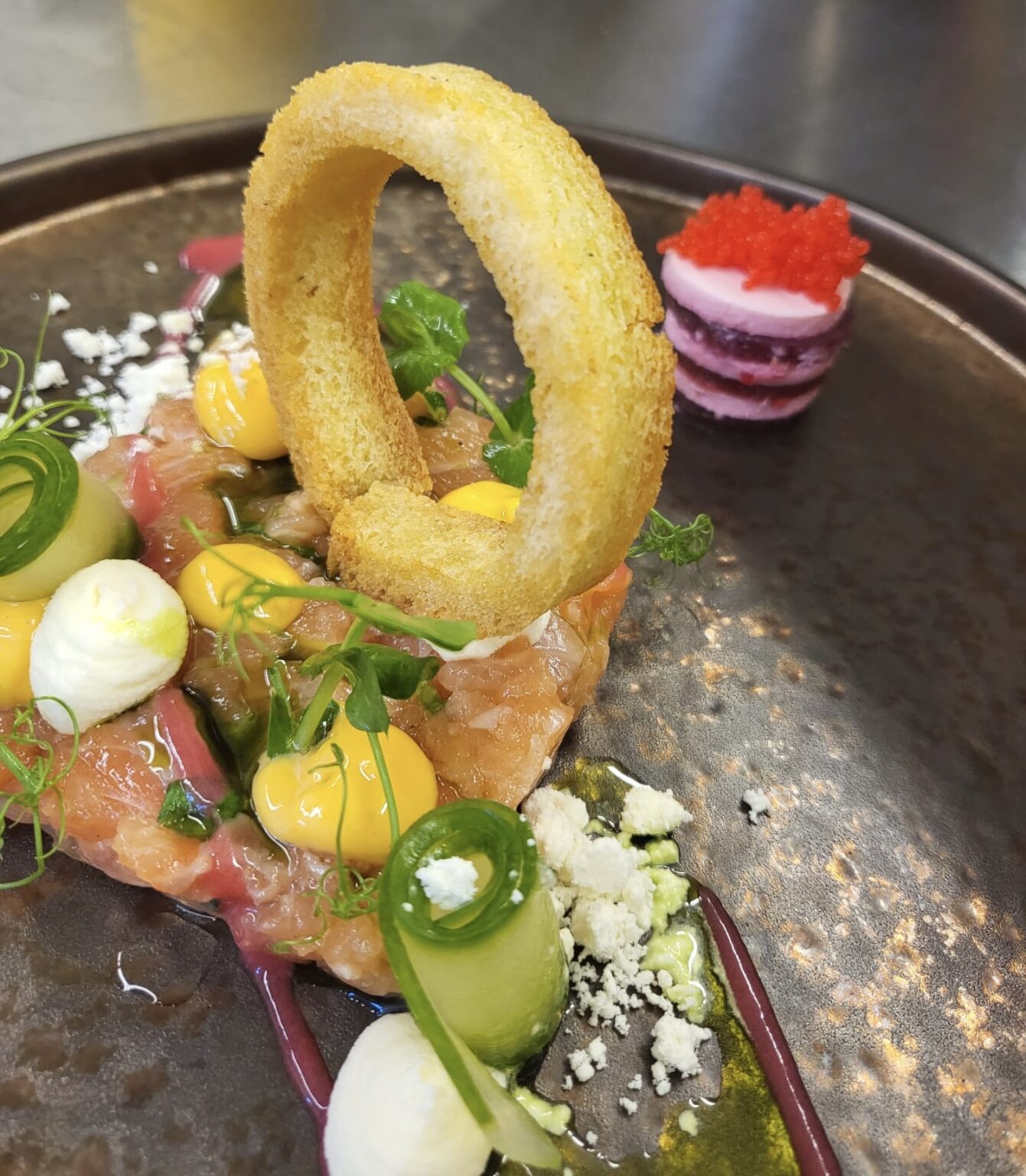 Lachstatar mit Zwiebelring und Macaron
