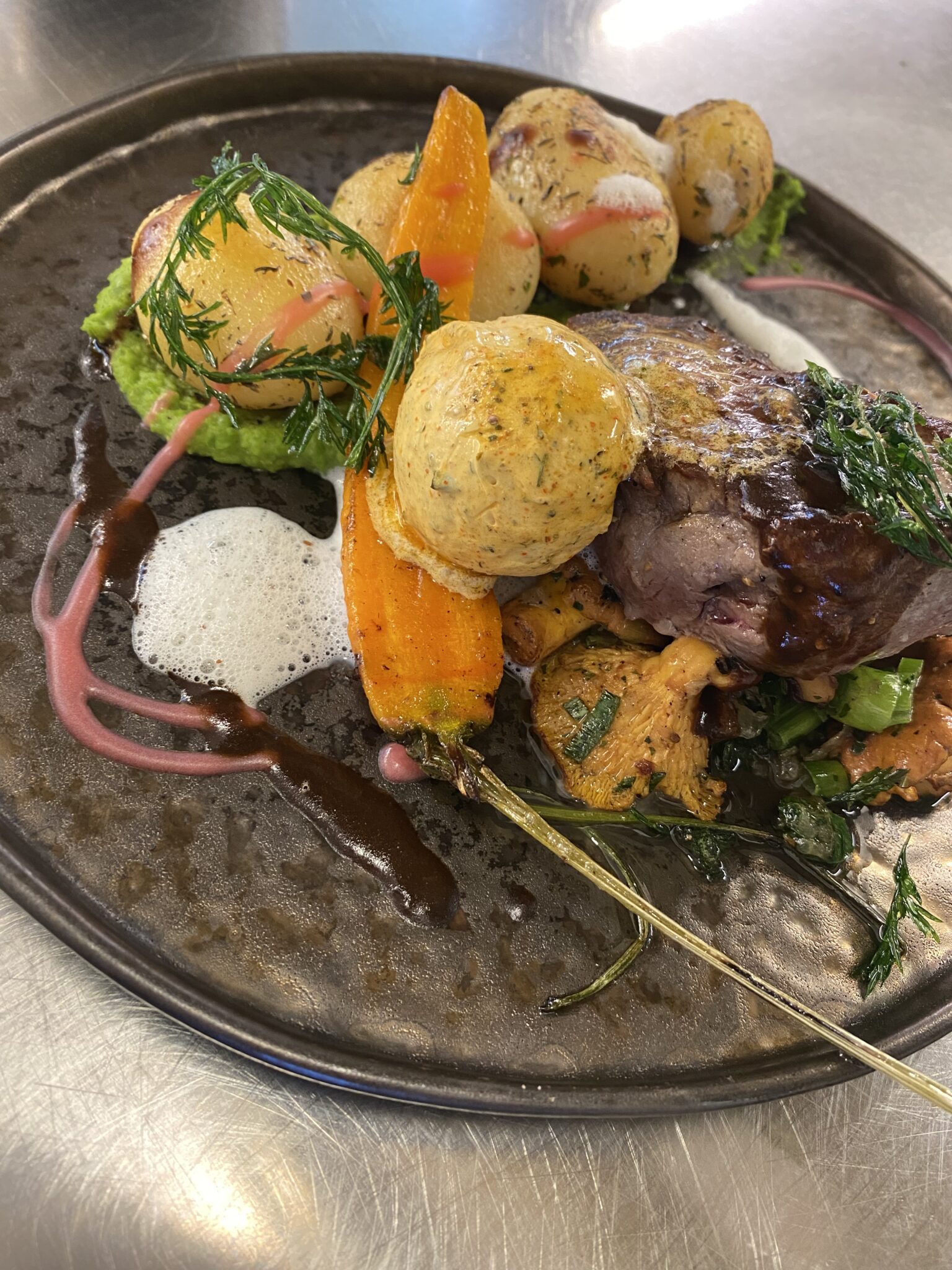 Fleischgericht mit Karotten, Kartoffeln und Schaum