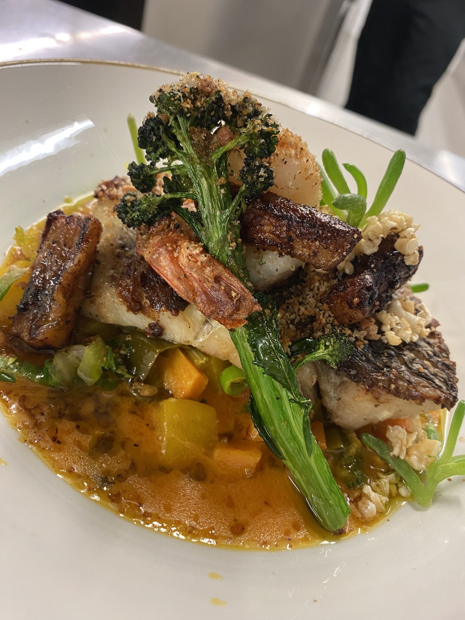 Gebratener Fisch auf Gemüse mit Brokkoli