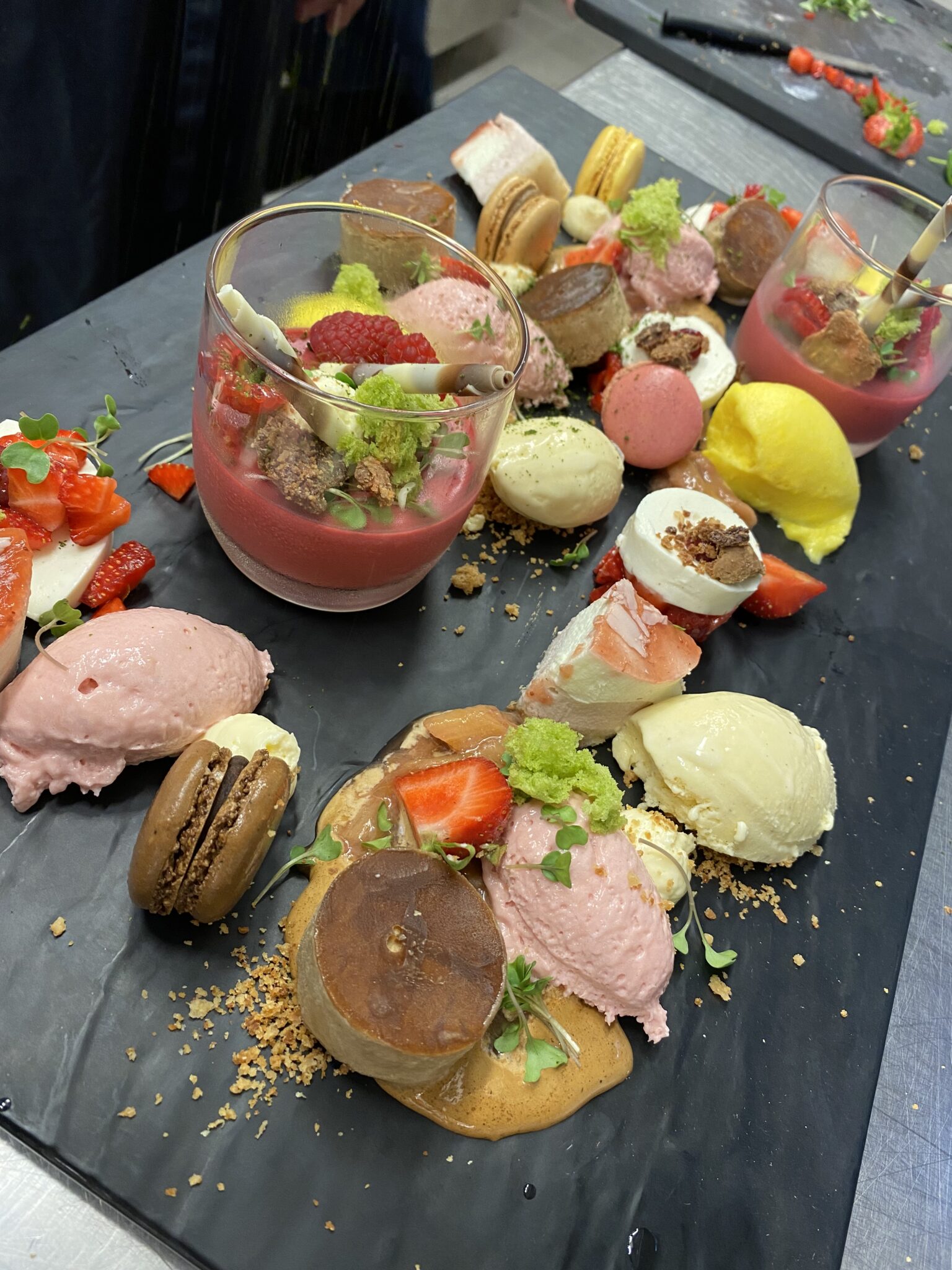 Dessertvariation mit Macarons, Mousse und Eis