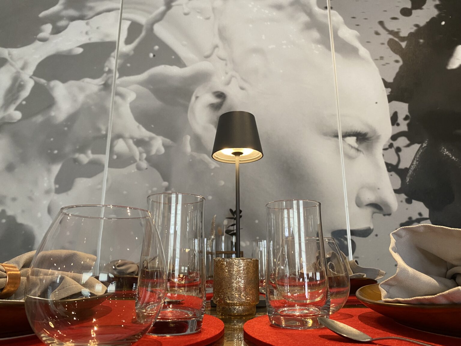 Gedeckter Tisch im Gastraum mit Wandbild