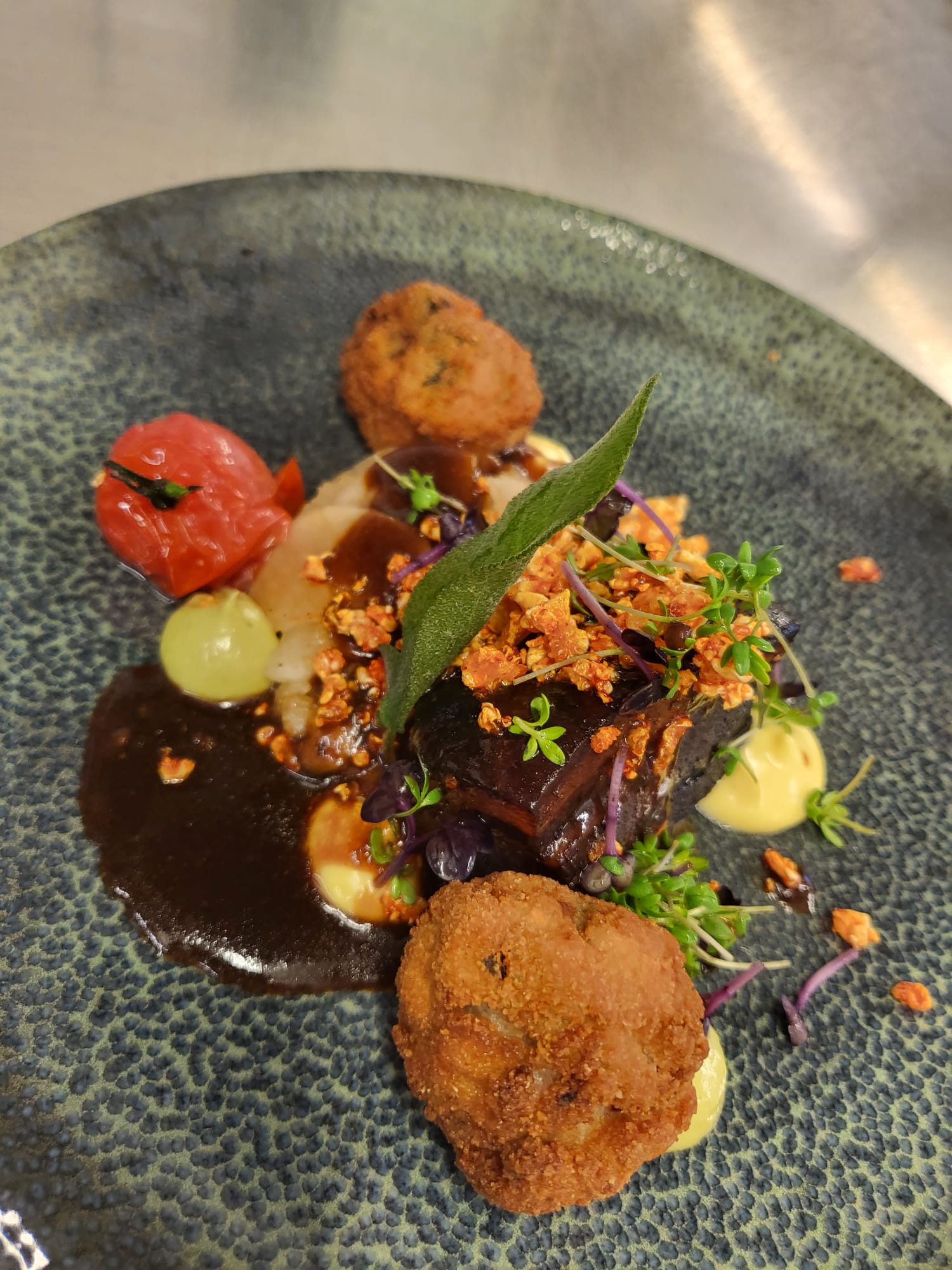 Hauptgericht mit Kroketten und dunkler Sauce
