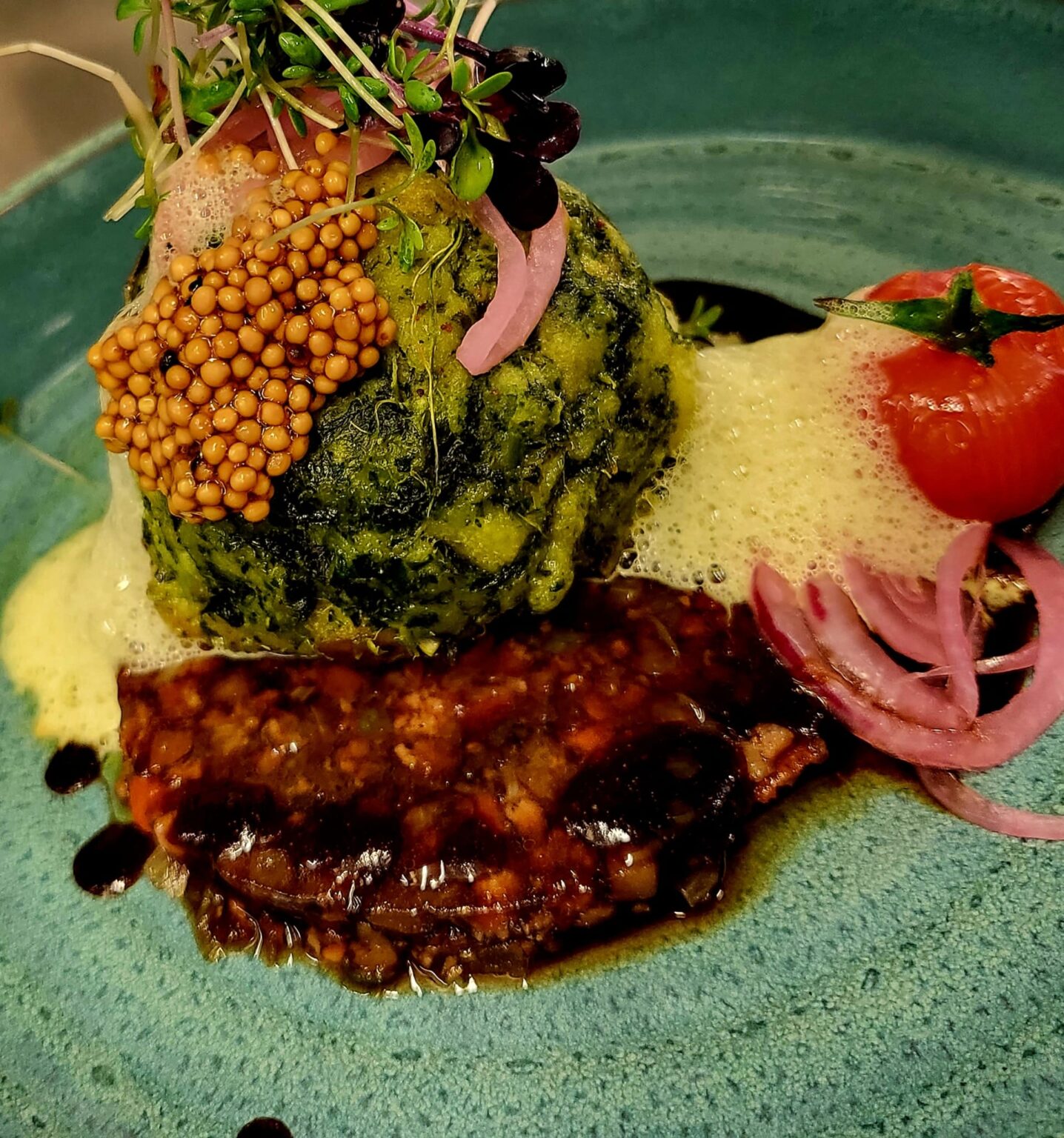 Spinatknödel mit Senfsaat und Schmorfleisch