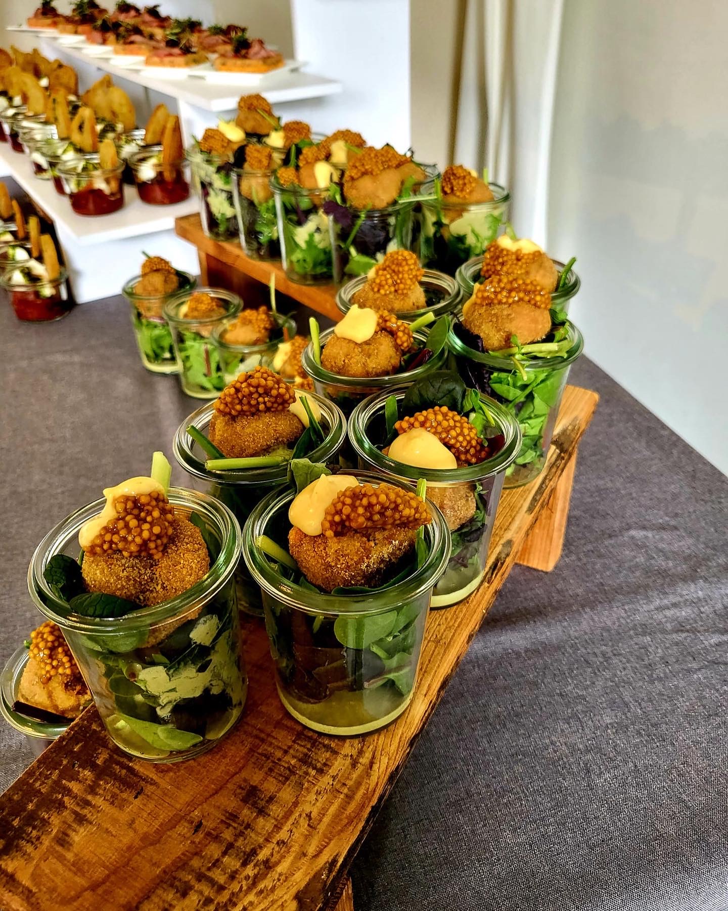 Fingerfood im Glas auf Holzbrett